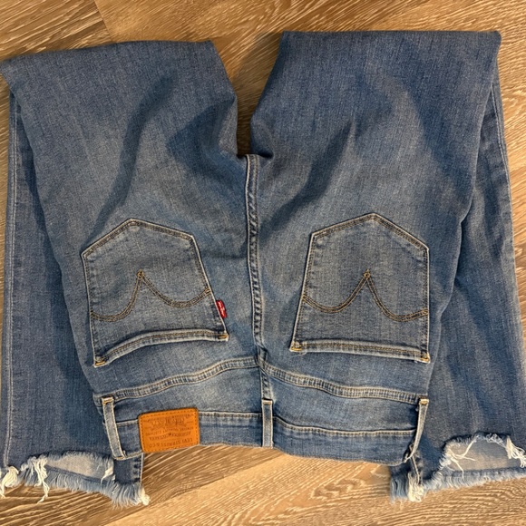 **WOMEN’S LEVI’S** - Picture 5 of 5